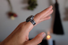 Load image into Gallery viewer, Size 7 Purple Labradorite ring