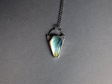 Load image into Gallery viewer, Morticia pendant - Labradorite