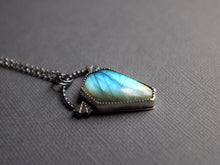 Load image into Gallery viewer, Morticia pendant - Labradorite