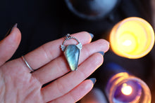 Load image into Gallery viewer, Morticia pendant - Labradorite