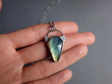 Load image into Gallery viewer, Morticia pendant - Labradorite